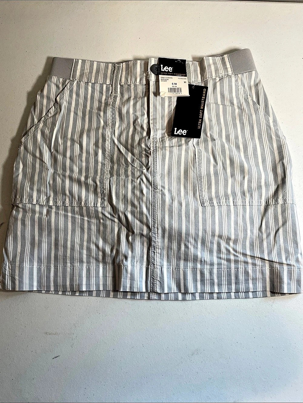 Lee Ultra Soft Waistband Mid Rise Skort Striped Mini Skort in Gray & White Size